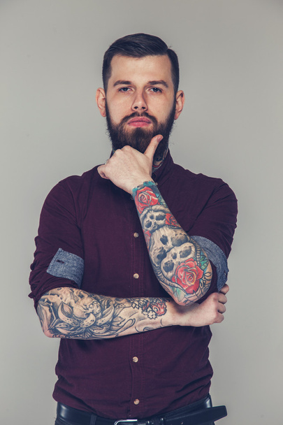 Hombre con tatuajes en su cuerpo
 - Foto, imagen
