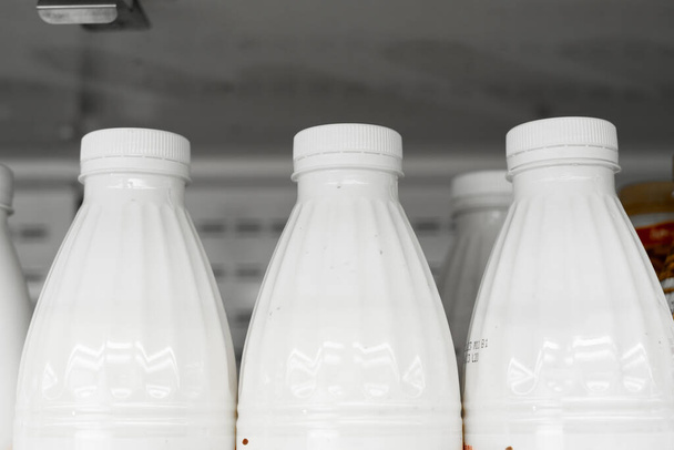 Σειρά από φρέσκο γάλα ή γιαούρτι σε σούπερ μάρκετ, close-up - Φωτογραφία, εικόνα