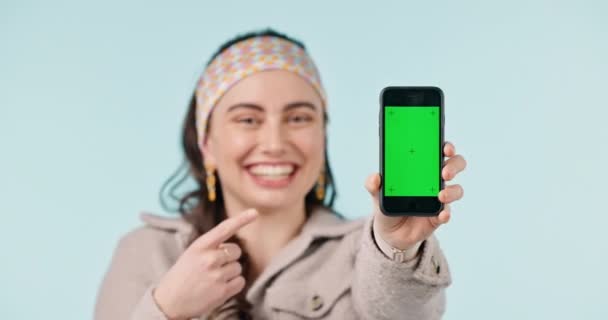 Pantalla feliz, femenina y verde con teléfono para la presentación de información, anuncio o señalando con la mano. Teléfono móvil, maqueta y sonrisa en la cara para la promoción en la aplicación móvil, ux o gen z show ui. - Metraje, vídeo