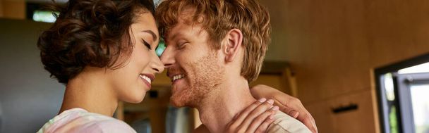 side view of happy interracial couple hugging and looking at each other, having a good time, banner - Foto, Bild