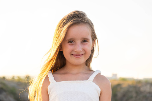 Gökyüzüne karşı 5-6 yaşındaki güzel bir kızın portresi, mesaj için boşluğu kopyala. - Fotoğraf, Görsel
