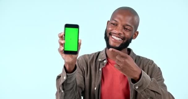 Вказуючи, зелений екран або щасливий чорний чоловік з телефонною дисконтною угодою або продажем на просторі логотипу. Реклама, посмішка або обличчя африканської людини з макетом, новинами або просуванням мобільних додатків на синьому фоні. - Кадри, відео