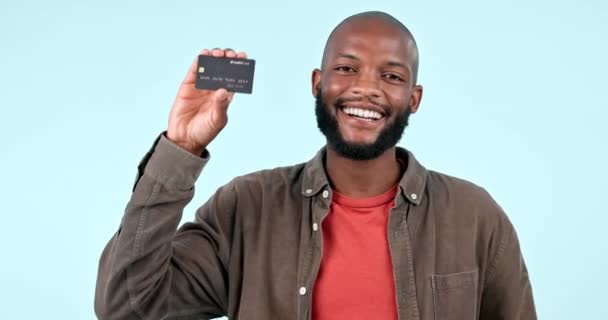 Hombre negro feliz, tarjeta de crédito y palma en la banca, publicidad o pago en un fondo de estudio. Retrato de hombre africano mostrando débito por transacción inalámbrica, compra o compra en maqueta. - Imágenes, Vídeo
