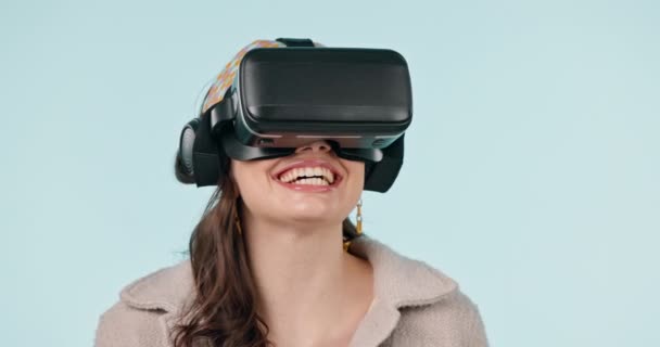 Glimlach, virtual reality bril en vrouw met augmented reality, futuristisch en innovatief op een blauwe studioachtergrond. Persoon, meisje en model met VR-brillen, technologie en digitale app met gaming. - Video