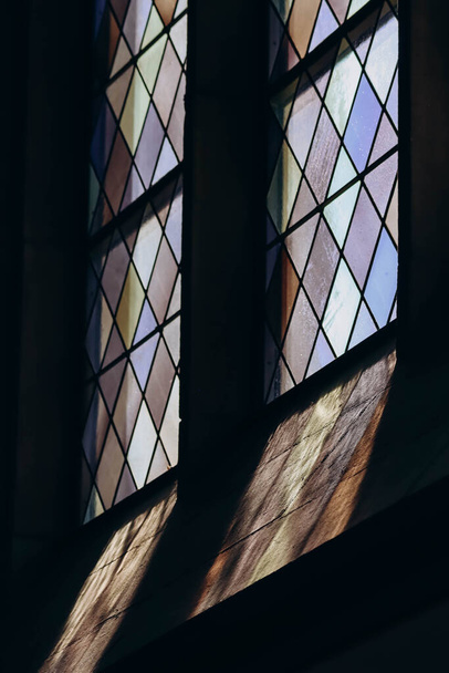 Piękne antyczne witraże i przechodzące przez nie światło, w katedrze w Vaduz, Liechtenstein - Zdjęcie, obraz
