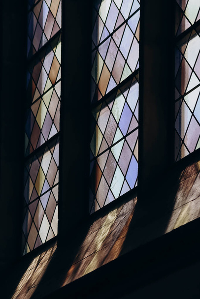 Beaux vitraux anciens et la lumière qui les traverse, dans la cathédrale de Vaduz, Liechtenstein - Photo, image
