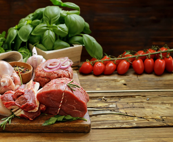 асортимент сирого м'яса, яловичини, фаршу, баранини, курки - Фото, зображення