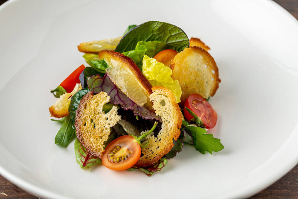 Insalata Panzanella, tradycyjna włoska sałatka z pomidorami i chlebem - Zdjęcie, obraz