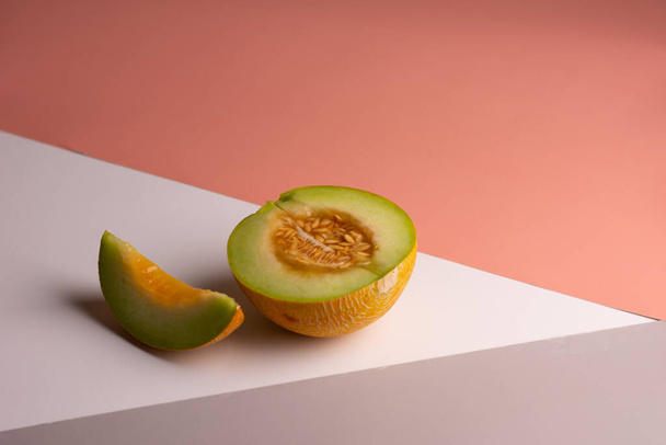 Foto creativa de un melón sobre fondo colorido. Copiar espacio. Concepto 3D de moda. Fotografía horizontal .  - Foto, Imagen