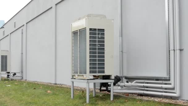 Air conditioner naast het gebouw - Video
