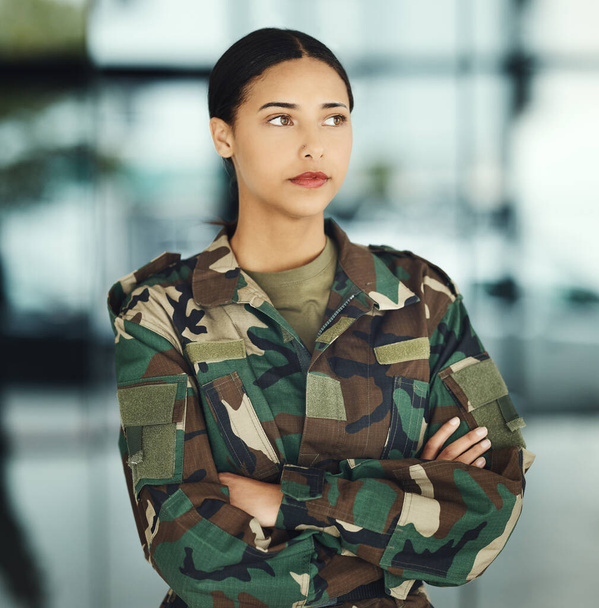 Katonaság, gondolkodás és fegyverek keresztezték egy női katona egyenruhában a biztonság, szolgálat vagy hazafiság hadsereg, ötlet és egy komoly fiatal háborús hős keres magabiztos vagy készen áll a harcra álcázás. - Fotó, kép