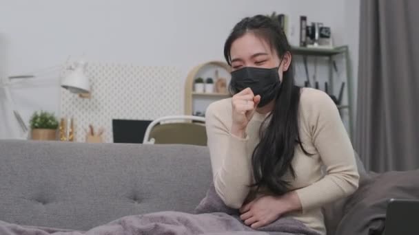 Zieke vrouw met gezichtsmasker hoesten met keelpijn en koorts, lijdt aan het coronavirus. Gezondheidszorg, begrip griepsymptomen. - Video
