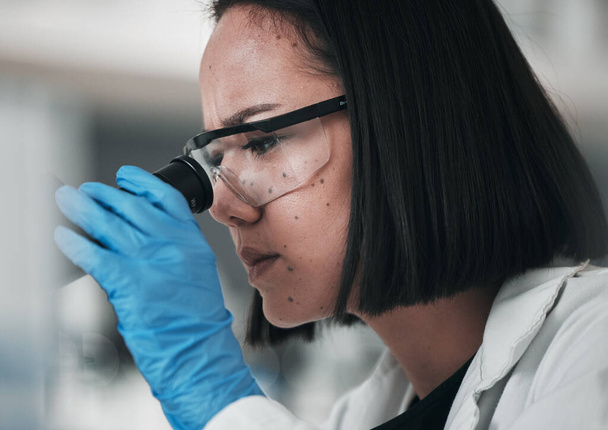 Bilim, sağlık ve araştırma, analiz ve çalışma için mikroskobu olan Asyalı kadın laboratuvarda. Tıbbi yenilik, örnek ve DNA testi için ekipmanı olan mikrobiyoloji, kimya ve bilim adamı. - Fotoğraf, Görsel
