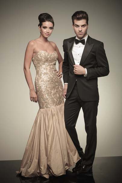 Jonge elegante man en vrouw poseren - Foto, afbeelding