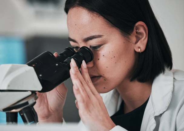 Ciência, microscópio e mulher asiática em laboratório para amostra, análise de dados e estudo. Biotecnologia, cuidados de saúde e cientistas à procura de equipamento para inovação médica, investigação e testes de ADN. - Foto, Imagem