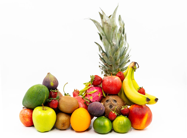 Diverse vruchten kleurrijk geïsoleerd op witte achtergrond - Foto, afbeelding
