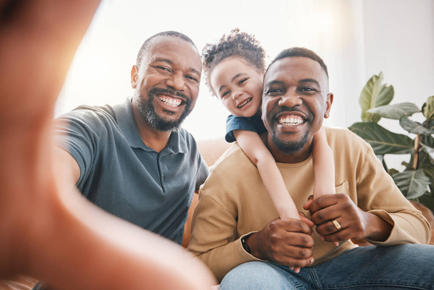 Afrikai apa, fia és generációk szelfi, portré és mosoly a fiatal gyerek, gondozás és memória a nappaliban. Senior fekete férfi, apa és fiú memóriával, poszttal vagy profilképpel a közösségi médiában. - Fotó, kép