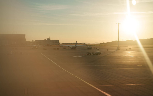 Passagiersvliegtuigen op de luchthaven bij zonsopgang. - Foto, afbeelding