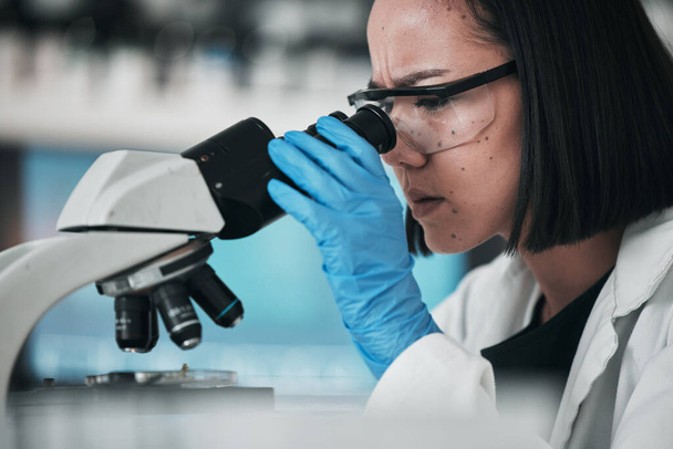 Επιστήμη, μικροσκόπιο δείγμα και ασιατική γυναίκα στο εργαστήριο για έρευνα, ανάλυση και μελέτη. Μικροβιολογία, υγειονομική περίθαλψη ppe και επιστήμονας με εξοπλισμό για ιατρική καινοτομία, φαρμακείο και τεστ DNA. - Φωτογραφία, εικόνα
