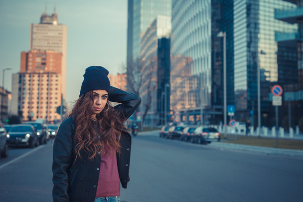 Beautiful girl posing in an urban context - Valokuva, kuva