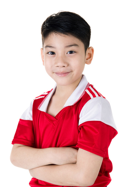 Kırmızı spor üniformalı mutlu Asya şirin çocuk portresi  - Fotoğraf, Görsel
