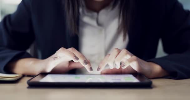 Tablet, ręce i zbliżenie bizneswoman w biurze robi badania w Internecie dla projektu. Technologia cyfrowa, palce i zbliżenie analityczek sprawdzających dane, wykresy lub statystyki w miejscu pracy. - Materiał filmowy, wideo