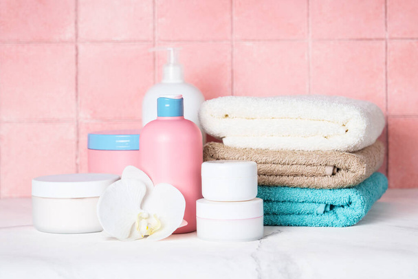 Чистые полотенца и косметические средства в ванной комнате. - Фото, изображение