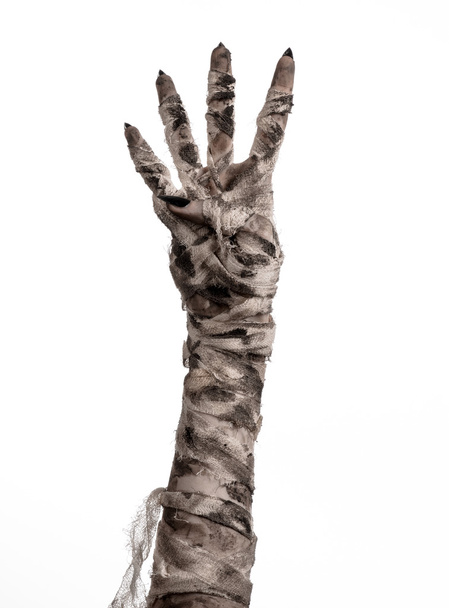 Halloween-Thema: schreckliche alte Mumienhände auf weißem Hintergrund - Foto, Bild