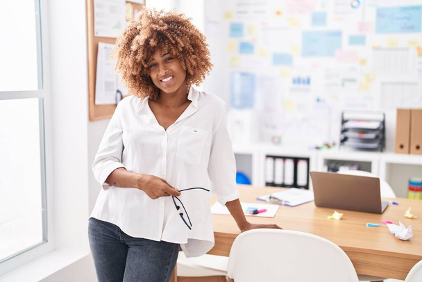 Африканская американка, деловая женщина, уверенно улыбающаяся в офисе - Фото, изображение