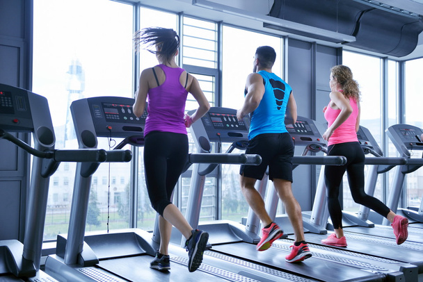 Group of people running on treadmills - Foto, afbeelding