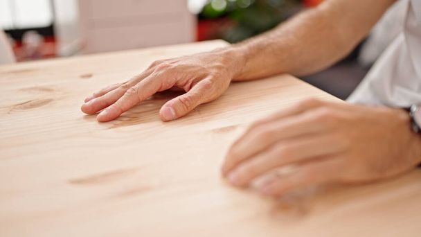Jeune homme hispanique touchant table avec les doigts à la salle à manger - Photo, image