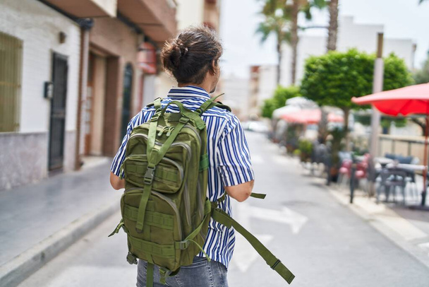 Young hispanic man tourist wearing backpack walking at street - Foto, Imagen