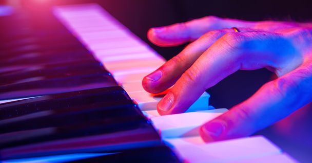 Руки музыканта, играющего на клавишных в сочетании с неглубокой глубиной
 - Фото, изображение