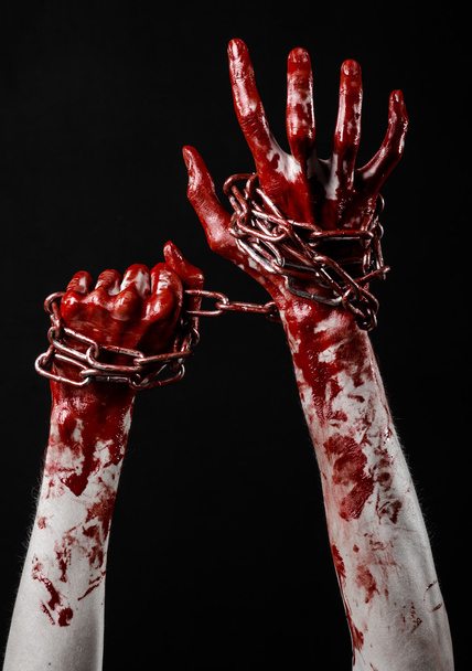 bloody hand holding chain, bloody chain, halloween theme, black background, isolated, killer, fan, crazy - Фото, зображення