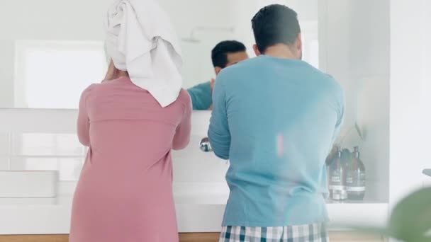 バック,髪,トイレのカップルと一緒に自宅で朝のルーチンをする. 家でスキンケアのために掃除しながら準備をしている男性と女性との鏡,美しさや愛. - 映像、動画