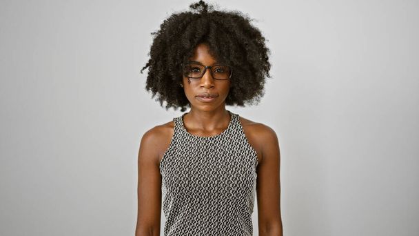 Afrikkalainen amerikkalainen nainen liiketoiminnan työntekijä, jolla on vakavat kasvot yli eristetty valkoinen tausta - Valokuva, kuva