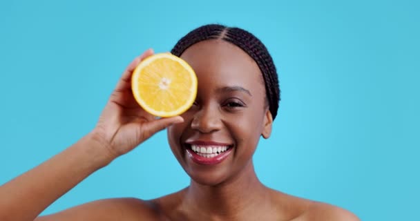 Fekete nő, citrom és szépség arc, stúdió és izgatott mosoly a természetes termék kék háttér. Boldog lány, modell és citrusfélék C-vitamin, átalakulás és bőrgyógyászat bőrápoláshoz. - Felvétel, videó