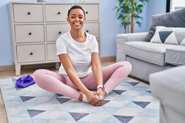 Africano mulher americana sorrindo ioga treinamento confiante em casa - Foto, Imagem