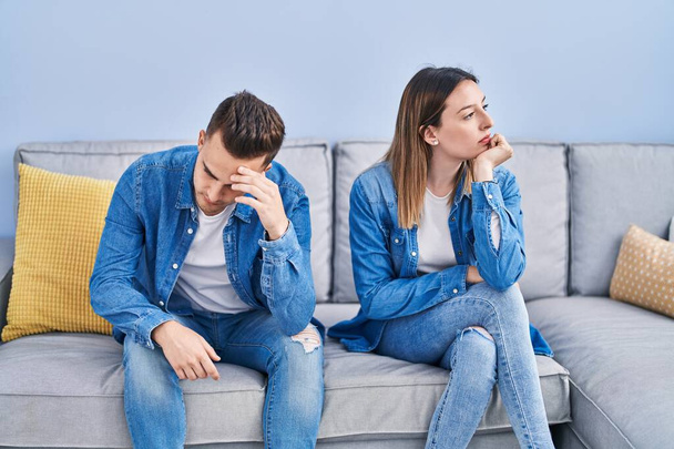 Чоловік і жінка пара нещасливі сидячи на дивані вдома
 - Фото, зображення