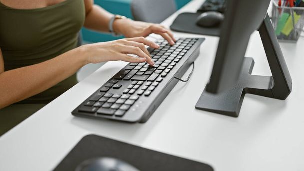 Молодая блондинка-бизнес-работница за компьютером работает в офисе - Фото, изображение