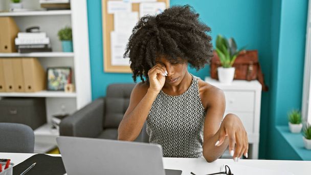 Африканська американка бізнесмен втомилася працювати в офісі - Фото, зображення