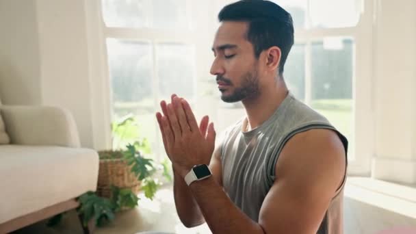Meditatie, bidden handen met de mens en yoga thuis, fitness en mindfulness met zen, kalm en spiritueel. Gebed, rust en beweging in de woonkamer, gezondheid en welzijn voor genezing en zelfzorg. - Video