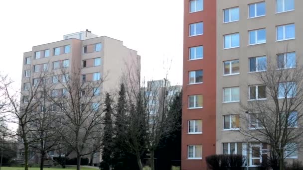 Sídliště (blok bytů) s přírodou (holé stromy) - zataženo - Záběry, video
