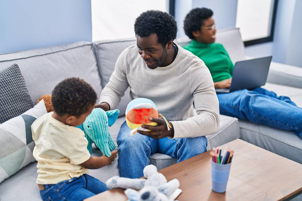 Африканська американська сім "я бавиться з іграшками вдома. - Фото, зображення