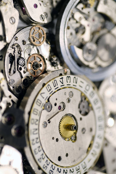 歯車や歯車と古い機械式時計。時計や時計のメカニズムは、極端なクローズアップ。時計の詳細と部品、マクロショット。時間又は修理のコンプ - 写真・画像