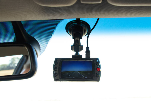Il videoregistratore registra la strada sull'autostrada in Ucraina in estate, una vista dall'interno della macchina, l'auto e il registratore, un viaggio in auto - Foto, immagini