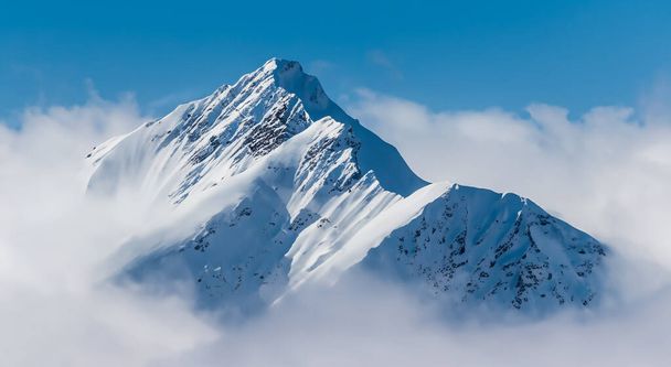 hämmästyttävä maisema lumen peitossa vuoren huipulla kaunis sininen taivas valkoiset pilvet alla teräväpiirto ja terävyys HD - Valokuva, kuva