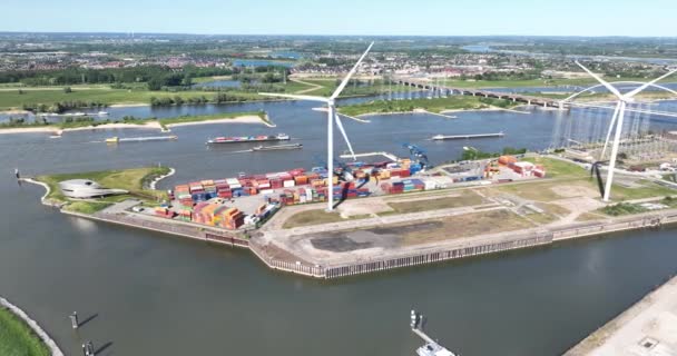 Belvízi szállítási logisztika a hollandiai Nijmegen konténerkikötőjében. Légi drónra néző. - Felvétel, videó