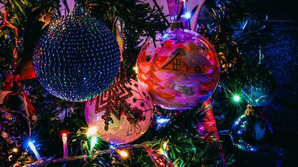 Χριστουγεννιάτικα στολίδια. Πολύχρωμα φώτα Χριστουγέννων φόντο - Φωτογραφία, εικόνα
