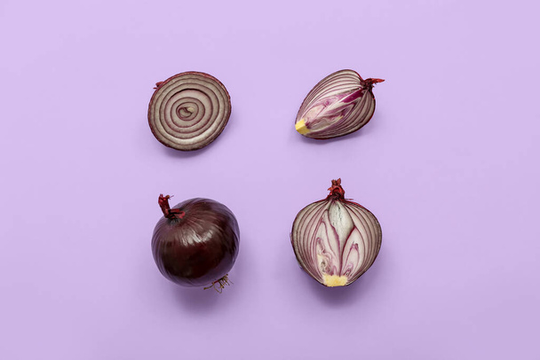 Cebollas rojas frescas sobre fondo lila - Foto, imagen